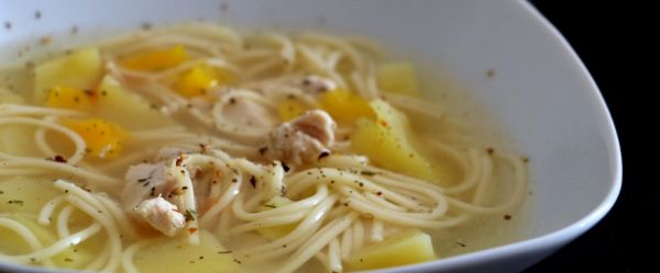 Простой куриный суп со спагетти 