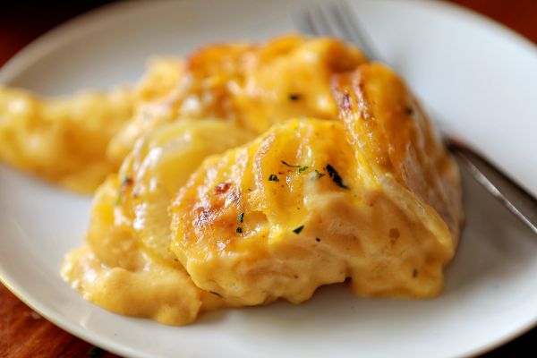 Сытный семейный ужин - картофельный гратен с сыром и луком