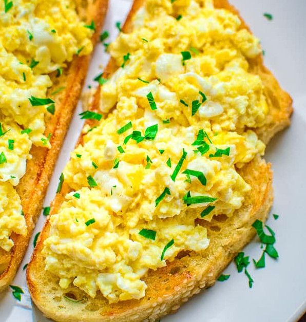Сытные тосты с яйцом на завтрак за 15 минут