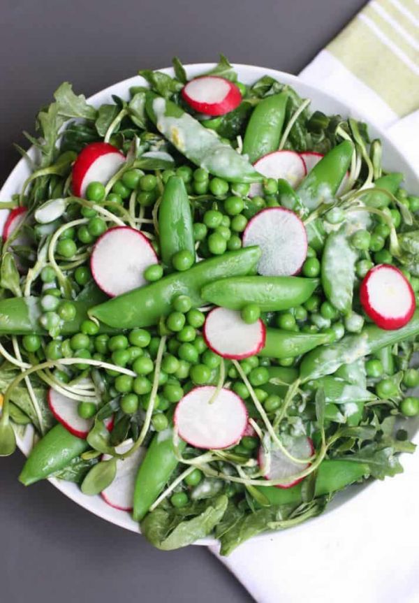 Яркий весенний салат с зелёным горошком