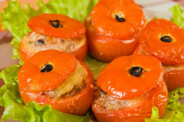 Вкуснейшие фаршированные помидоры с маслинами и сыром