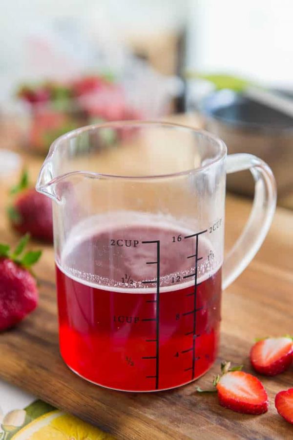 Рубиновый сироп из трёх ингредиентов: клубника, сахар и вода