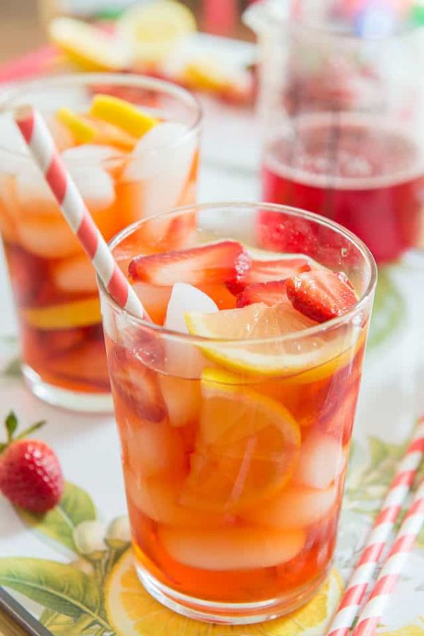 Чай с клубникой и льдом - спасение от жаркого лета