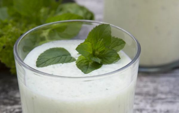 Индийский молочный коктейль из йогурта и мяты
