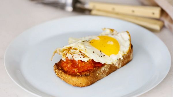 Современные и красивые бутерброды с помидорами и яйцом