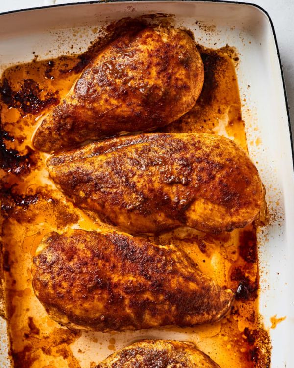 Куриное филе со сливочным маслом и специями в духовке - простое блюдо на каждый день