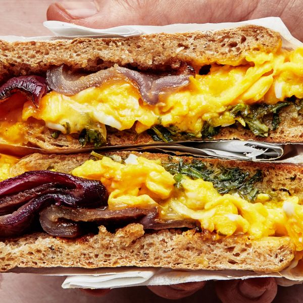 Что приготовить на завтрак - сэндвичи с яйцом, сыром и луком