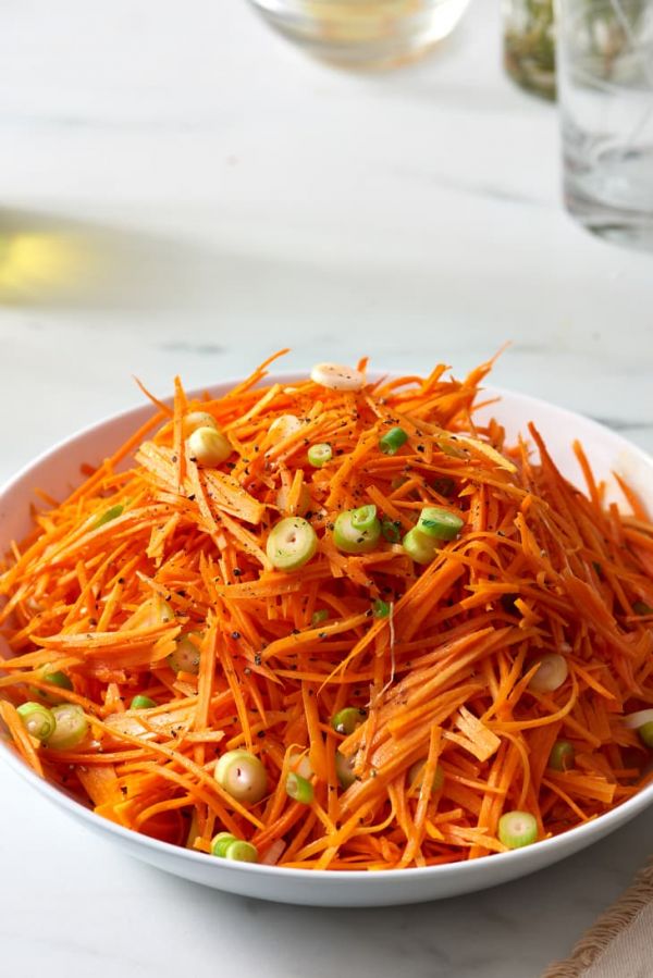 Салат для поста из моркови с луком и горчичной заправкой