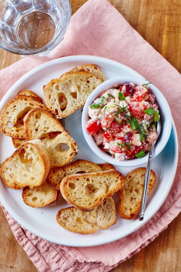 Быстрый и полезный салат с фетой, помидорами и оливками
