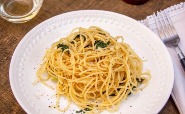 Простой рецепт спагетти с чесночным маслом и сыром