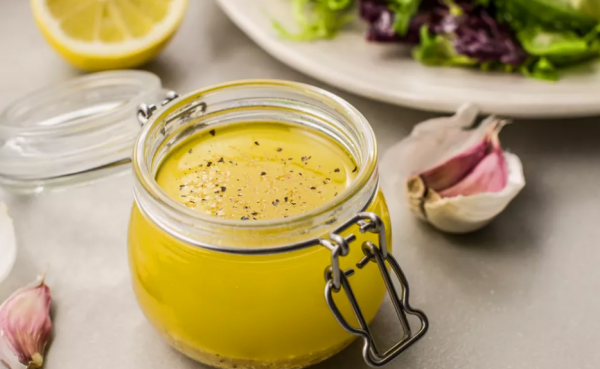 Лёгкий салат с ароматной лимонной заправкой