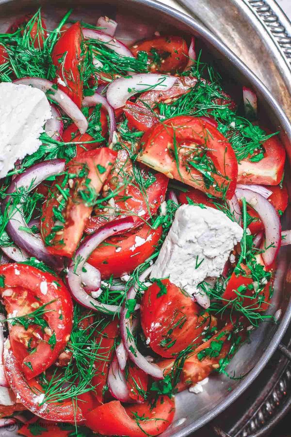Лёгкий средиземноморский салат с помидорами и сыром фета
