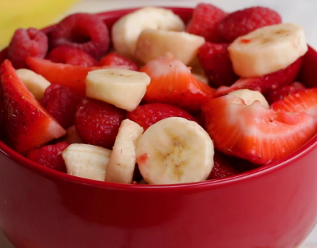 Вкусный фруктовый салат с бананом и ягодами - проверенный рецепт