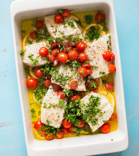 Как вкусно запечь рыбу - с помидорами, чесноком и зеленью