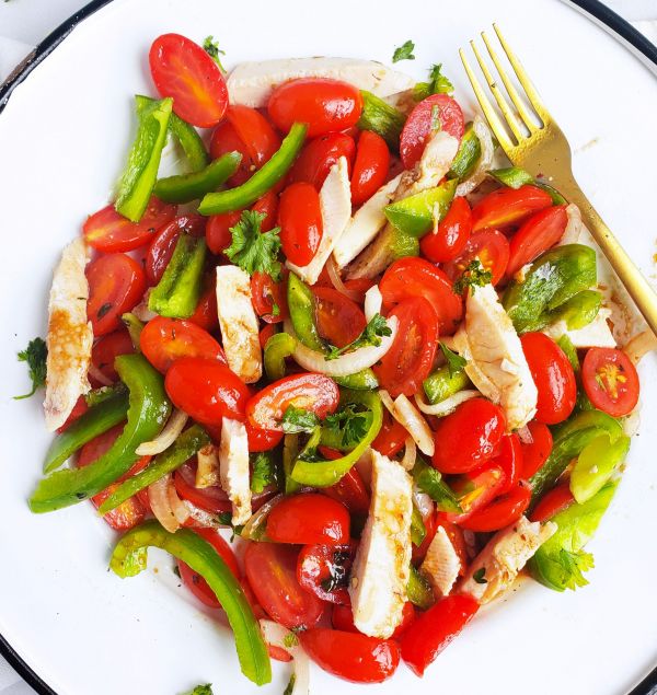 Яркий и вкусный салат с курицей и овощами
