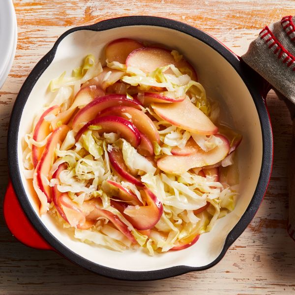 Тёплый салат из капусты и яблок - просто, быстро, вкусно