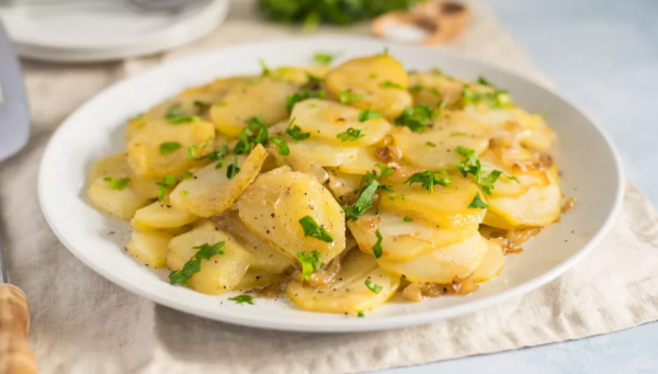 Простой и вкусный гарнир на Новый год - картошка в духовке