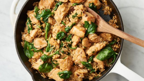 Курица с рисом и чесноком в сковороде в азиатском стиле - невероятно вкусно