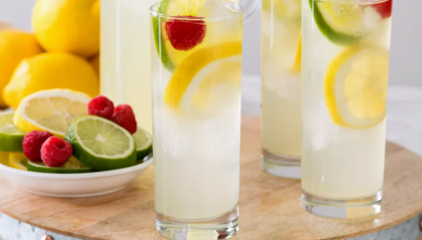 Прохладительный напиток для взрослых - лимонад с ромом