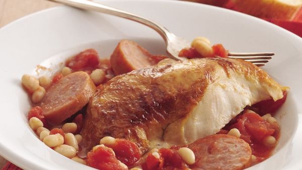 Простой рецепт запеченной курицы с фасолью и колбасой
