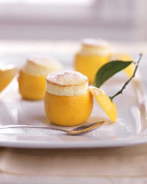 Интересный десерт для романтического ужина: лимоны с суфле
