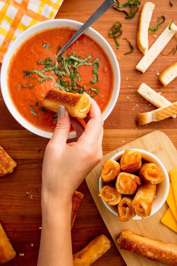 Вкусные сырные палочки к томатному супу