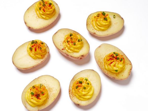 Интересная идея для праздничного стола: картошка с яично-горчичным фаршем