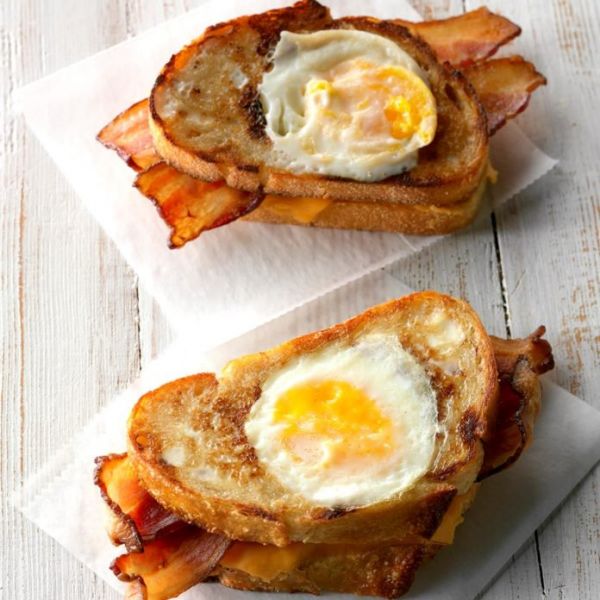 Идеальная закуска: горячие бутерброды с беконом и жареным яйцом