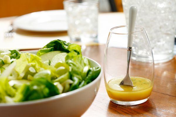 Простейший рецепт вкусной заправки для весенних салатов