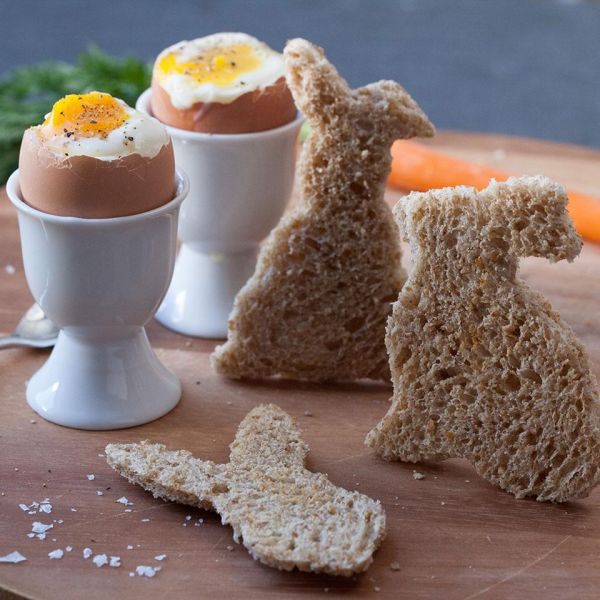 Пасхальный завтрак: вареные яйца с хлебными «зайчиками»