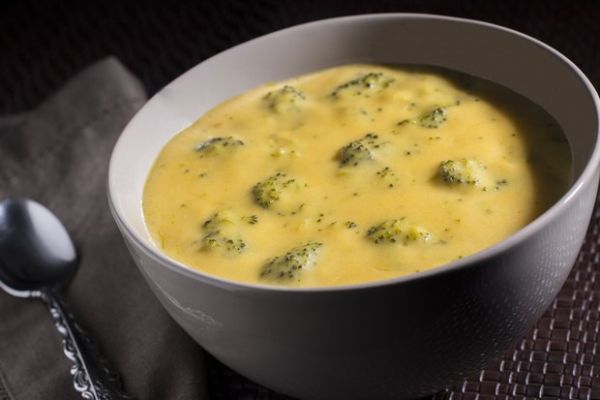 Сытный сливочный суп с сыром и брокколи