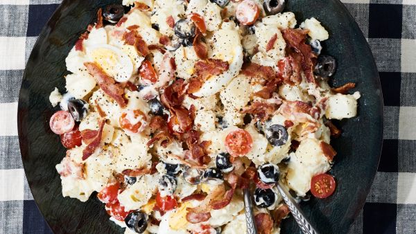 Отличная идея для вкуснейшего завтрака: салат с овощами, яйцами и беконом