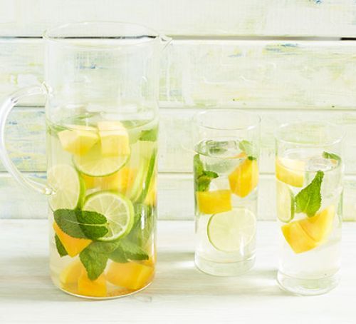 Вкусное спасение от жары - зеленый чай с фруктами с льдом