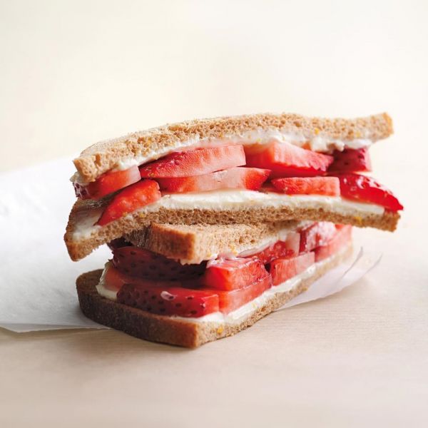 Бутерброды с клубникой и сливочным сыром - вкуснейшая летняя закуска