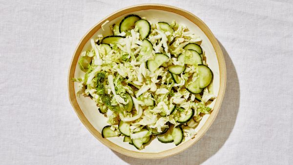 Полезный и простой салат из огурцов и пекинской капусты