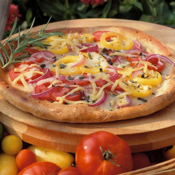 Лёгкая летняя пицца с овощами и сыром