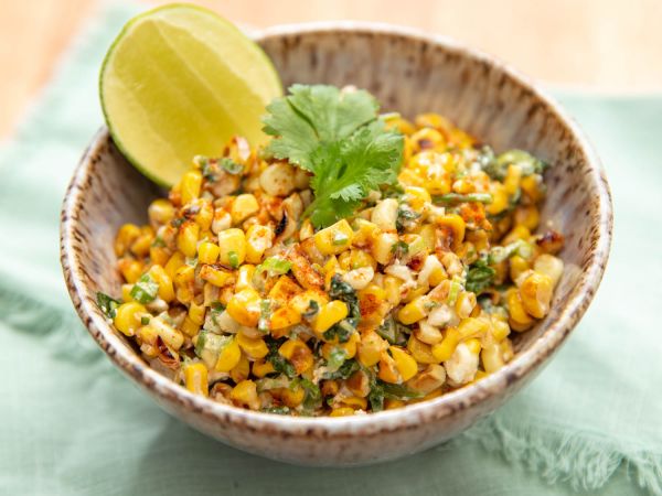 Мексиканский кукурузный салат с зеленью и овощами