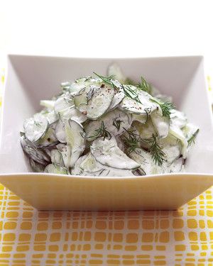Простой огуречный салатик со сметанной заправкой за 15 минут