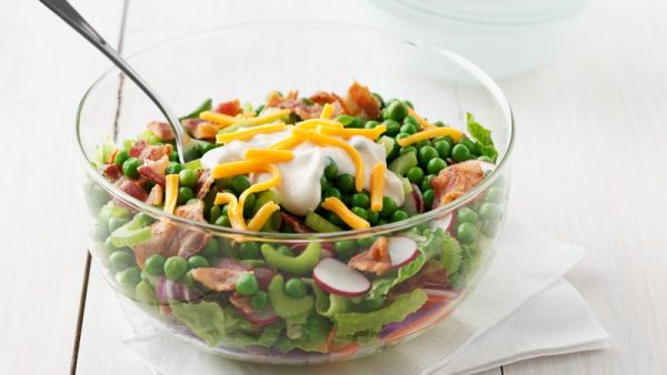Яркий праздничный салат с овощами, ветчиной и сыром