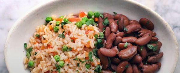 Нежный рис с фасолью и зеленым горошком по-домашнему