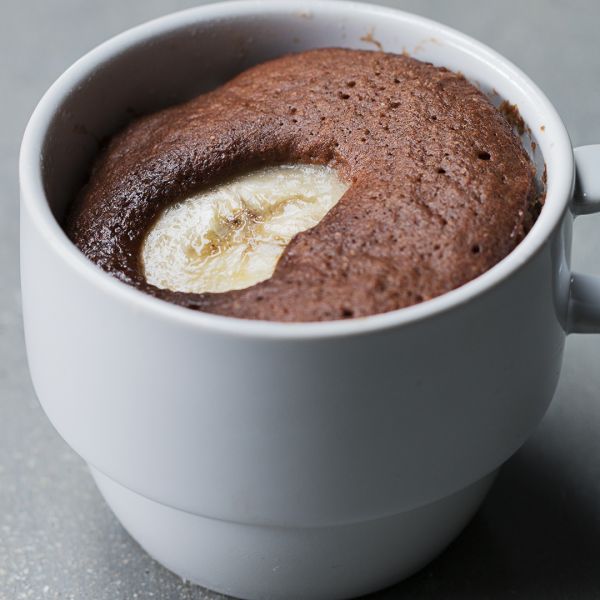 Оригинальный шоколадно-банановый десерт в чайной кружке