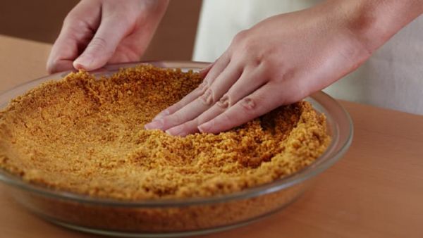Простейший способ приготовления основы для пирога из песочного печенья