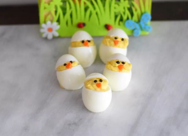 Забавные «цыплята» из фаршированных яиц - пасхальная закуска для детей