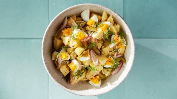 Сытный салат с картофелем, яйцами и укропом