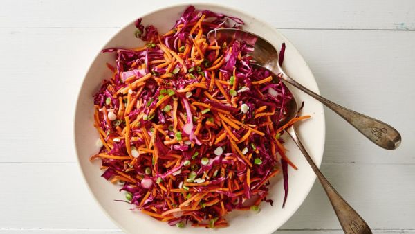 Простой салат с капустой и морковью к мясным блюдам