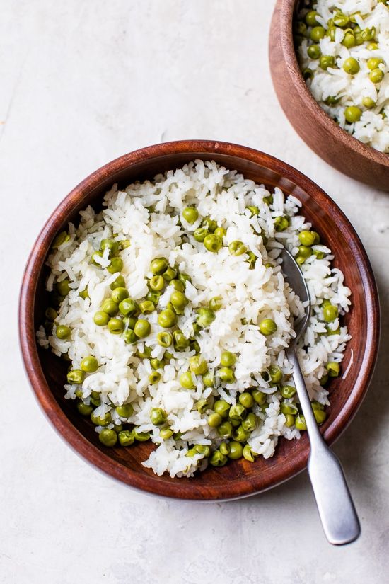 Простейший рецепт запеченного риса с зеленым горошком