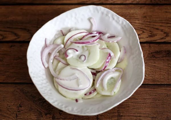 Вкусный огуречный салатик к летнему столу за 10 минут