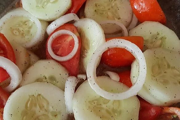 Легкий летний салат из помидоров и огурцов в уксусной заправке