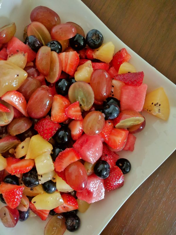 Освежающий фруктово-ягодный салат с мятой