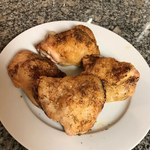 Нежные и хрустящие куриные бёдрышки со специями в духовке